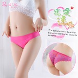 《AIMEI GIAREN》寵愛迷戀！無痕蕾絲花瓣拼接冰絲三角褲﹝玫紅﹞