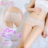 《AIMEI GIAREN》愛戀傳情！白底字母腰帶大花辦中腰平角內褲﹝膚﹞
